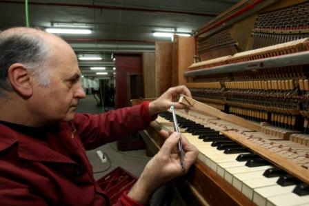 Preparant els pianos per l'acció Toca'm sóc teu